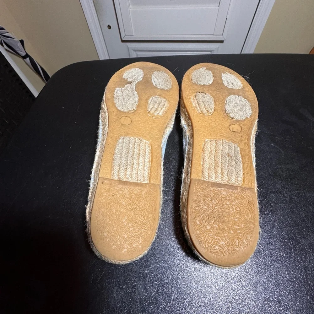 Tory Burch size 10 blue/ cream canvas espadrille